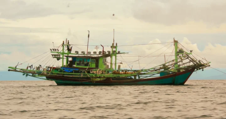 sebuah kapal penangkap ikan di tengah lautan