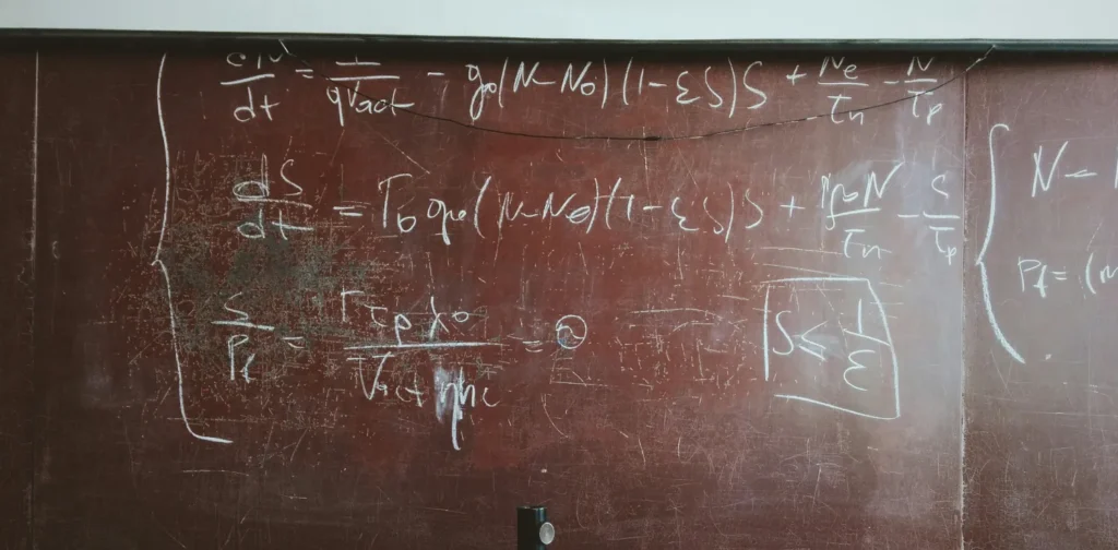 sebuah papan ditulis dengan tulisan rumus persamaan matematika