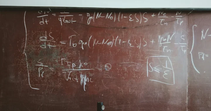 sebuah papan ditulis dengan tulisan rumus persamaan matematika