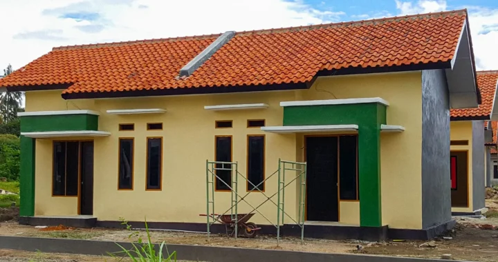 sebuah rumah layak huni berwarna kuning dan hijau