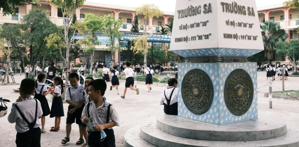 beberapa siswa berjalan pada siang hari