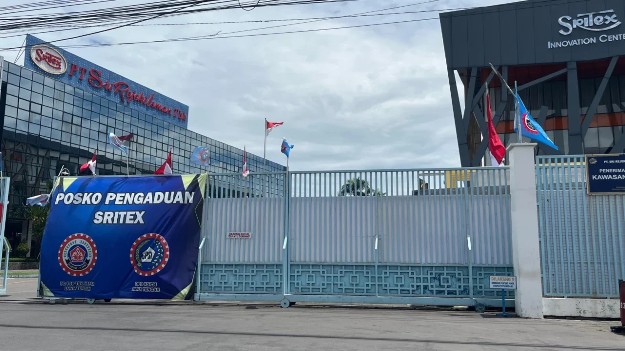 sebuah spanduk bertuliskan ‘posko pengaduan sritex” di gerbang sebuah perusahaan