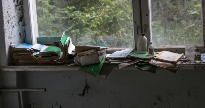 Tumpukan buku terbengkalai di samping jendela.