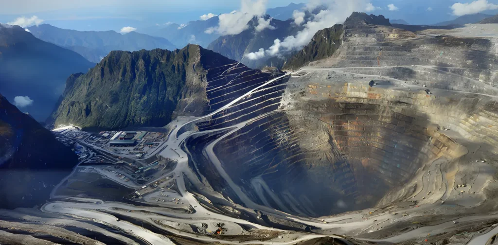Tampakan lubang tambang di tengah pegunungan.