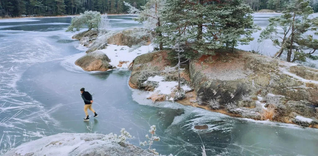 seorang pria bermain ski di danau yang membeku