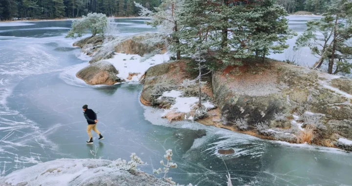 seorang pria bermain ski di danau yang membeku