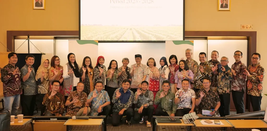 sekelompok orang berfoto bersama