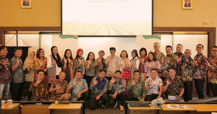 sekelompok orang berfoto bersama