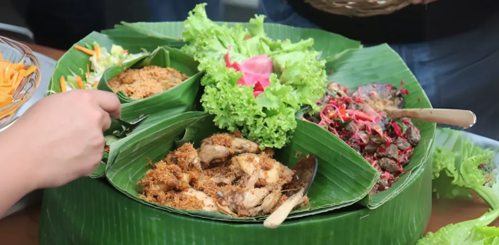 Makanan-makanan sehat khas Indonesia disajikan di atas daun pisang