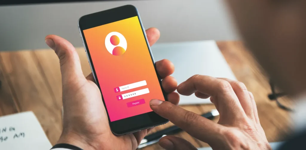 foto tangan memegang smartphone dengan layar membuka halaman untuk memasukkan informasi akun password