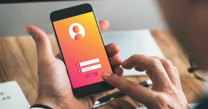 foto tangan memegang smartphone dengan layar membuka halaman untuk memasukkan informasi akun password