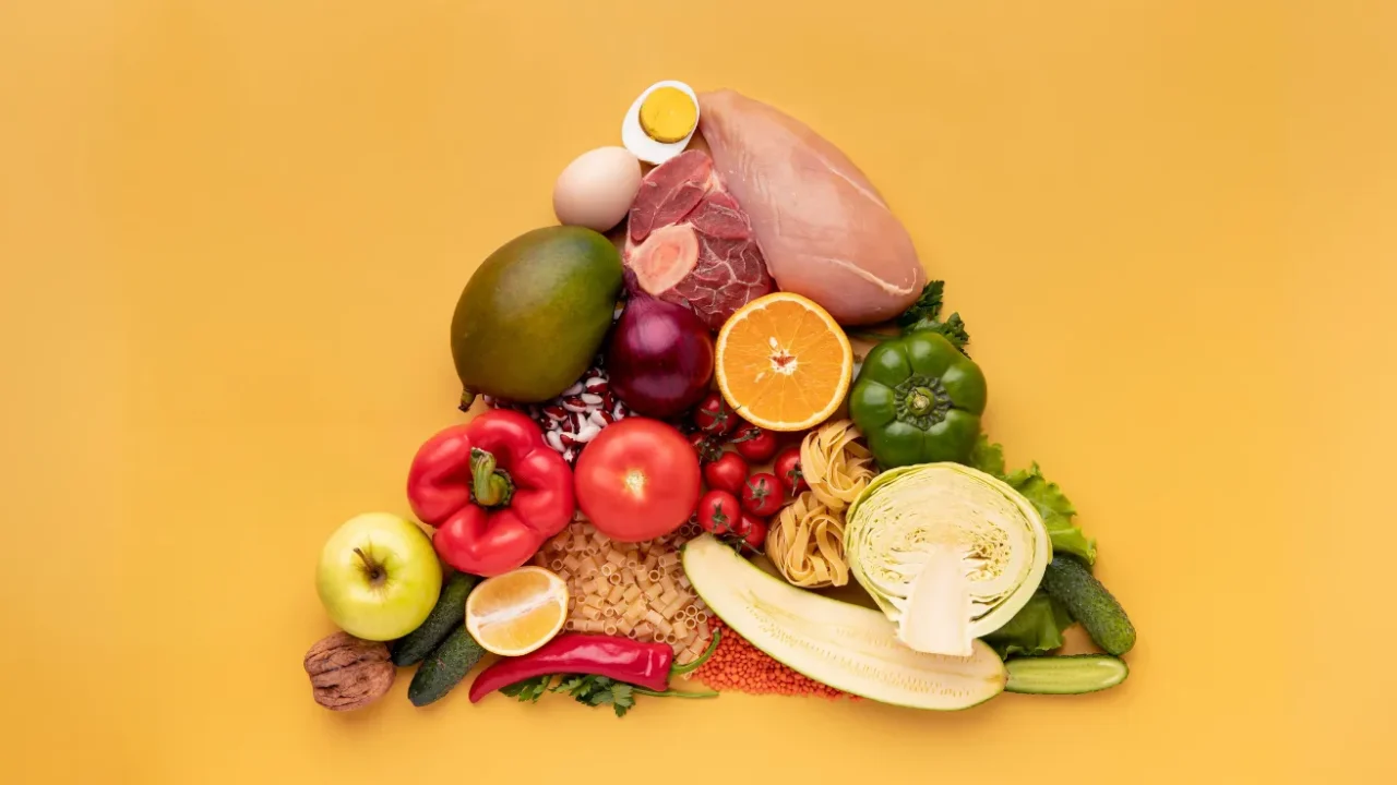 makanan sehat yang disusun membentuk segitiga