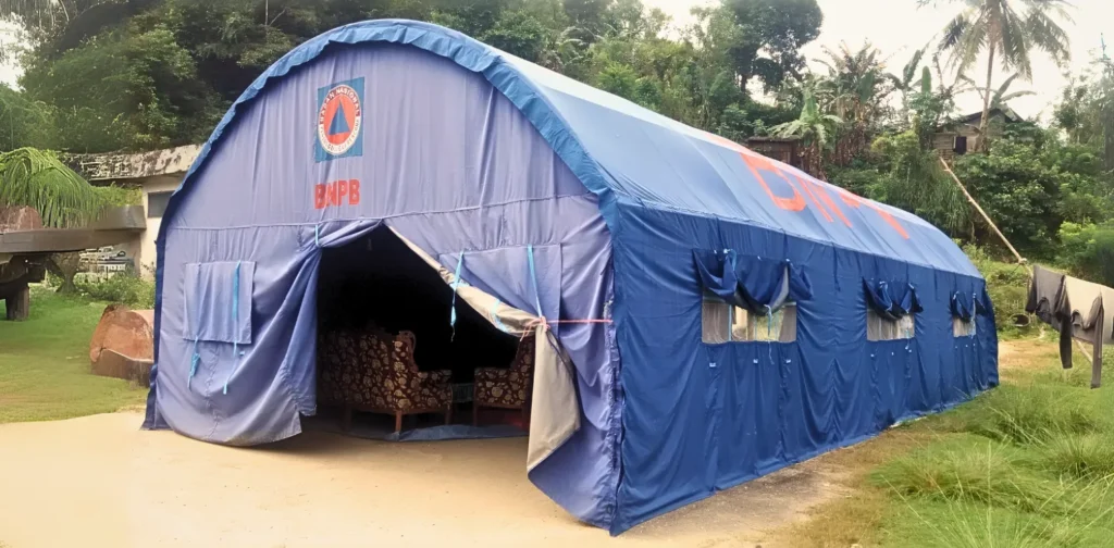 tenda pengungsian berwarna biru