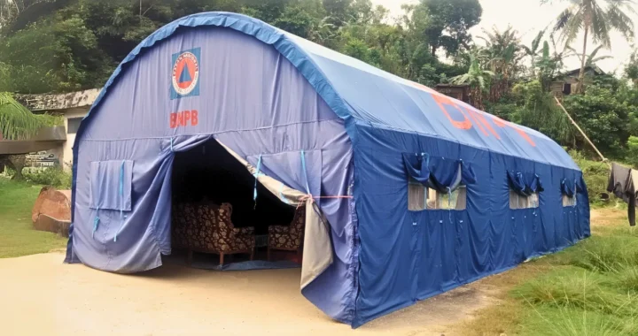 tenda pengungsian berwarna biru
