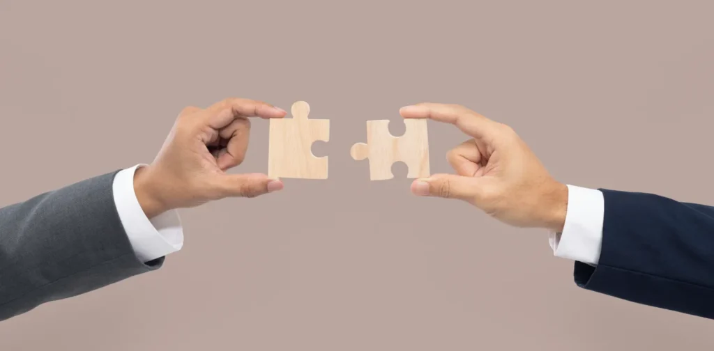 dua tangan mendekatkan puzzle