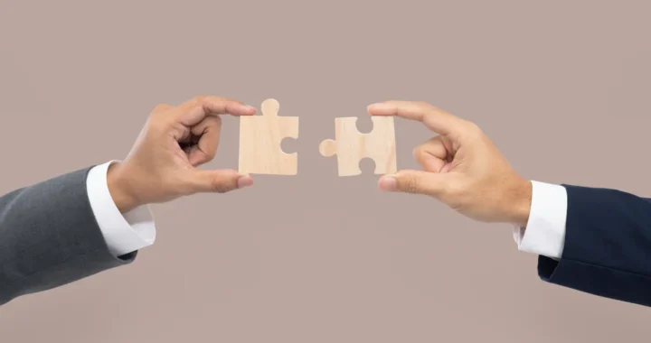 dua tangan mendekatkan puzzle