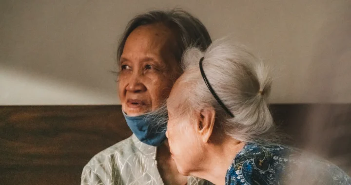 dua lansia dengan satu berkemeja coklat abu-abu dan yang lain berkemeja biru bermotif