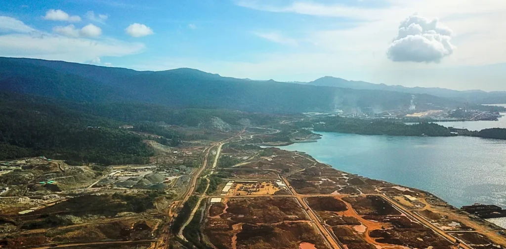 lanskap lautan dengan kawasan industri di daratan
