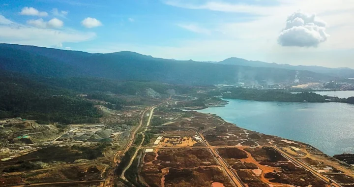 lanskap lautan dengan kawasan industri di daratan