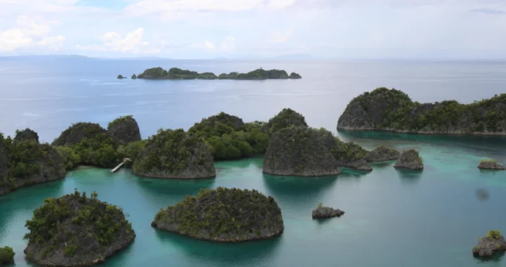 Pulau-pulau kecil di tengah laut Raja Ampat