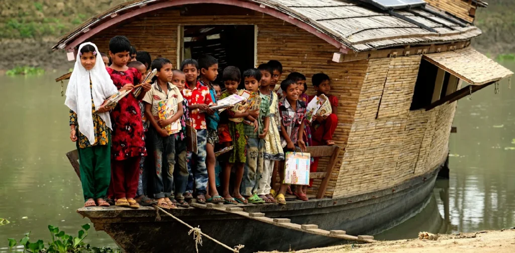 sekelompok anak-anak dengan peralatan belajar di atas perahu