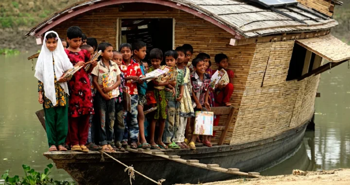 sekelompok anak-anak dengan peralatan belajar di atas perahu