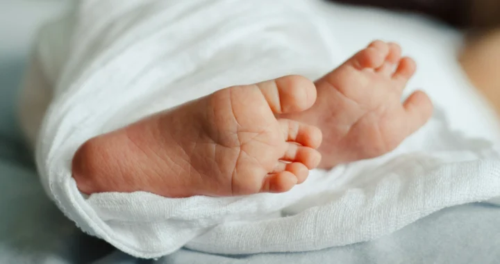 sepasang kaki bayi berbalut kain putih