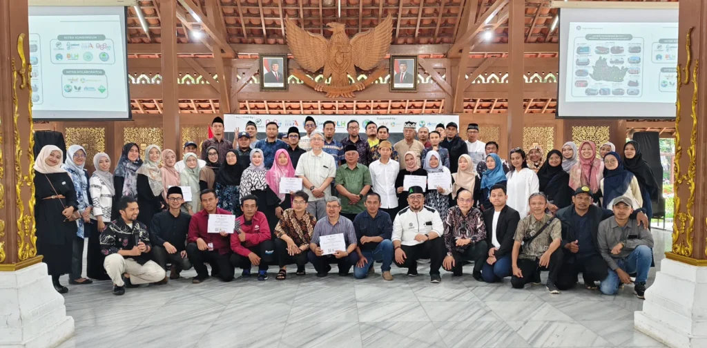 sekelompok muda-mudi berfoto bersama.