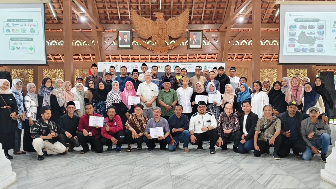 sekelompok muda-mudi berfoto bersama.