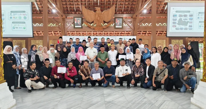 sekelompok muda-mudi berfoto bersama.