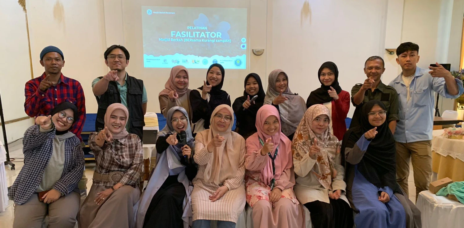 beberapa orang berfoto bersama