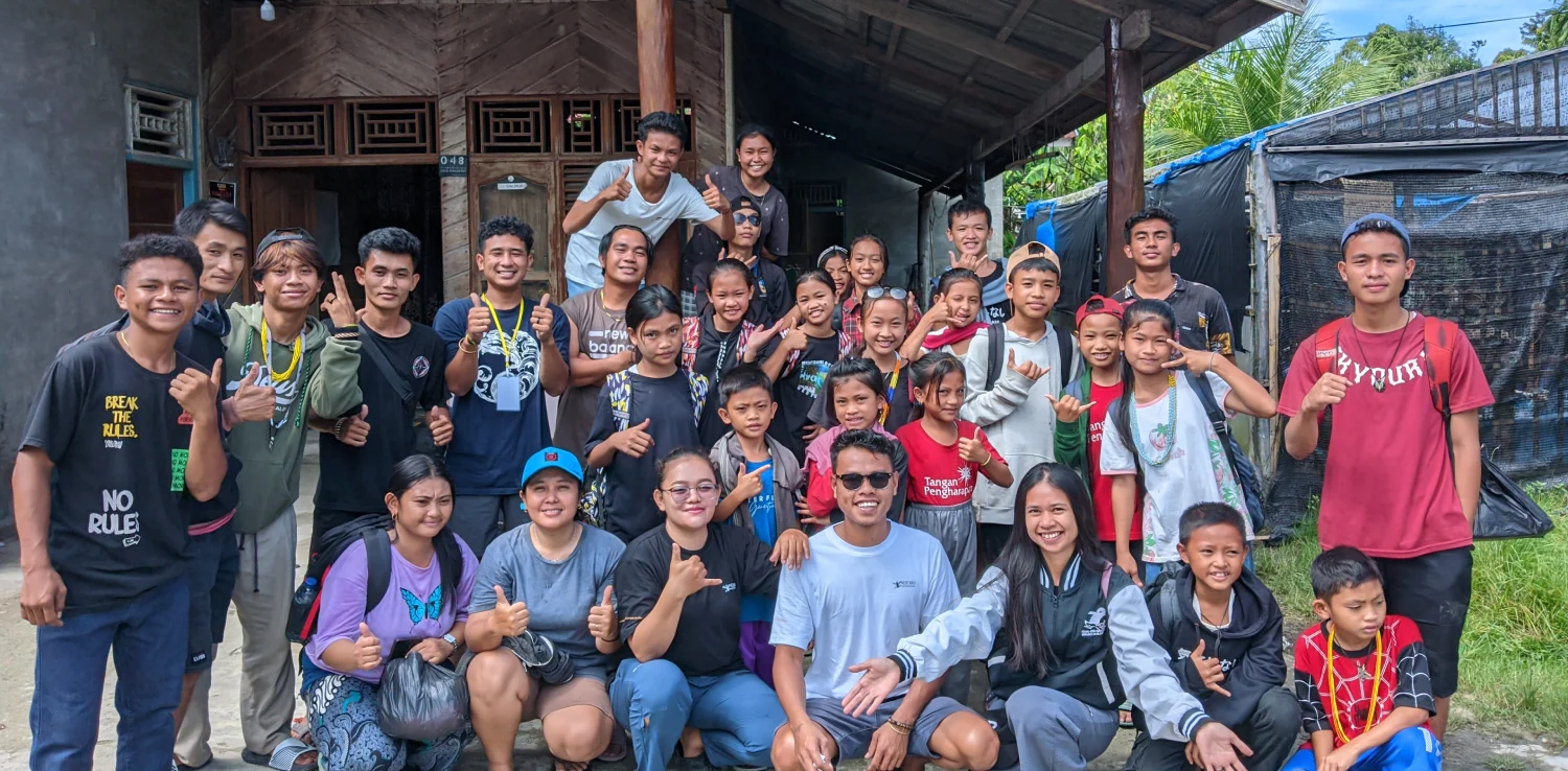 anak-anak berfoto bersama