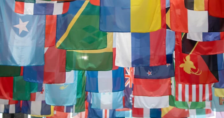beberapa bendera negara berjejer