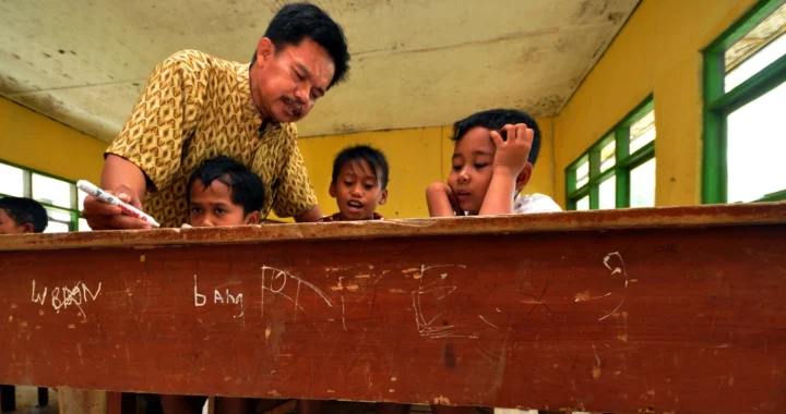 seorang guru mengajari anak-anak