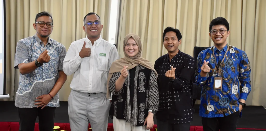 lima orang berpose santai di atas panggung