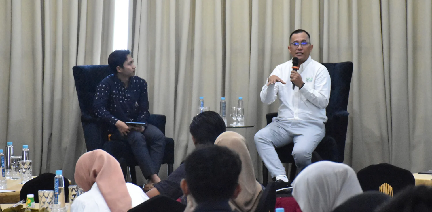 Narasumber dari MSA, Albertus Harimurti, menyampaikan paparan dalam
sesi diskusi panel, duduk di kursi panggung bersama moderator, di hadapan peserta
acara yang menyimak.