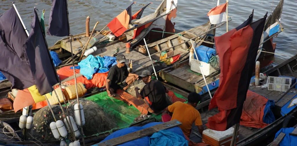 tiga nelayan di atas sampan