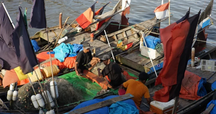 tiga nelayan di atas sampan