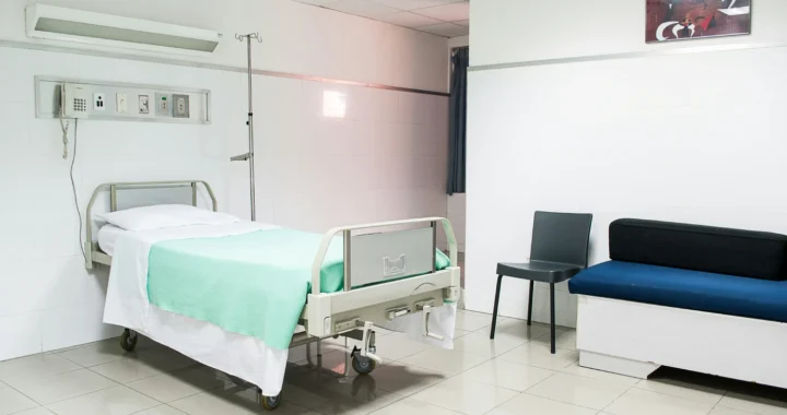tempat tidur di ruang perawatan medis dengan sofa di sampingnya