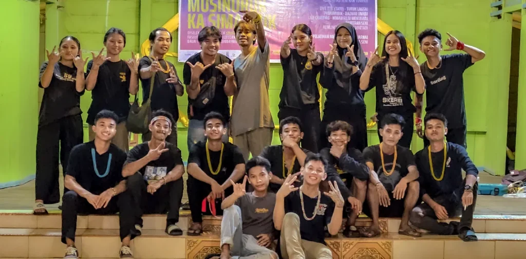 sekelompok orang muda berfoto bersama