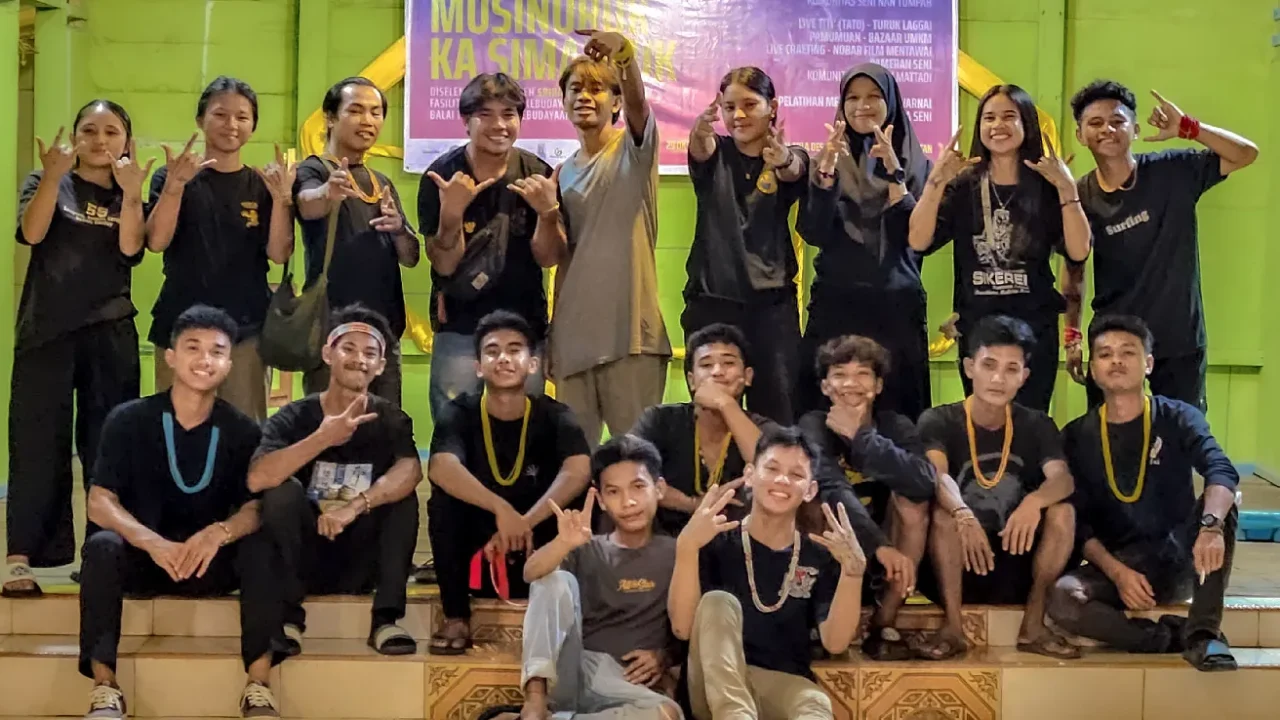 sekelompok orang muda berfoto bersama