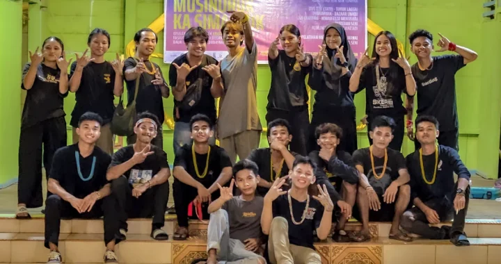 sekelompok orang muda berfoto bersama