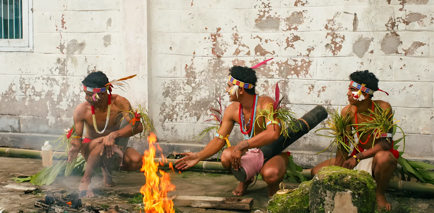 3 orang memainkan alat musik tradisional