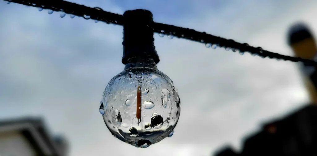 bola lampu basah tergantung di kawat