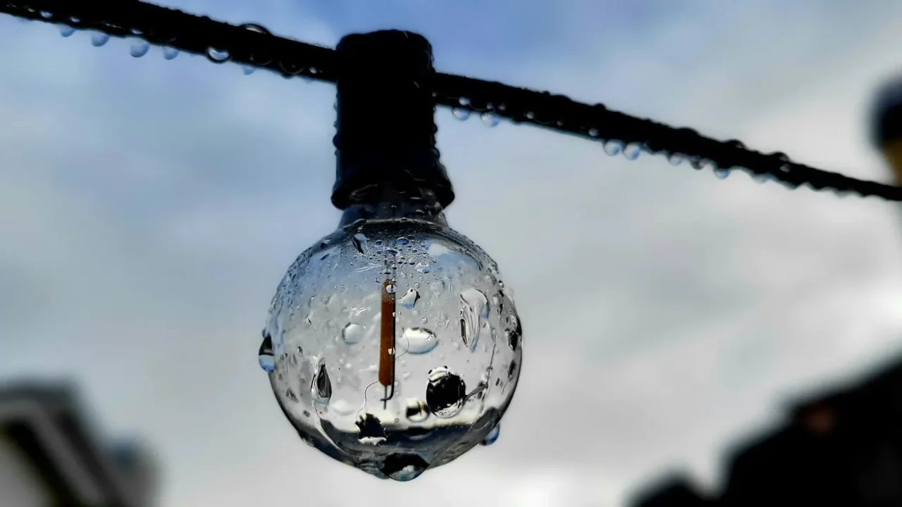 bola lampu basah tergantung di kawat
