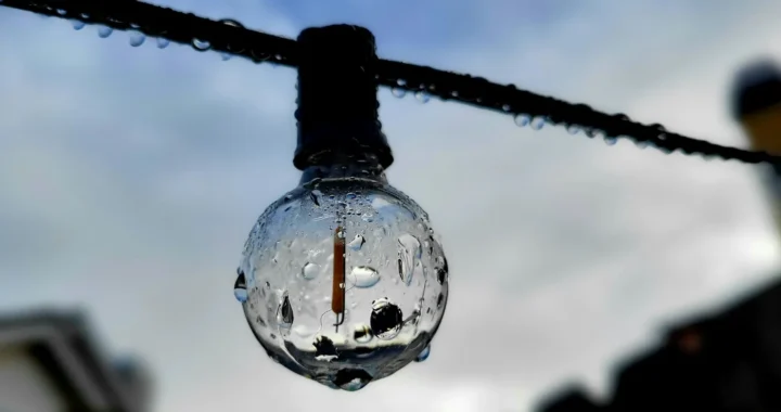bola lampu basah tergantung di kawat