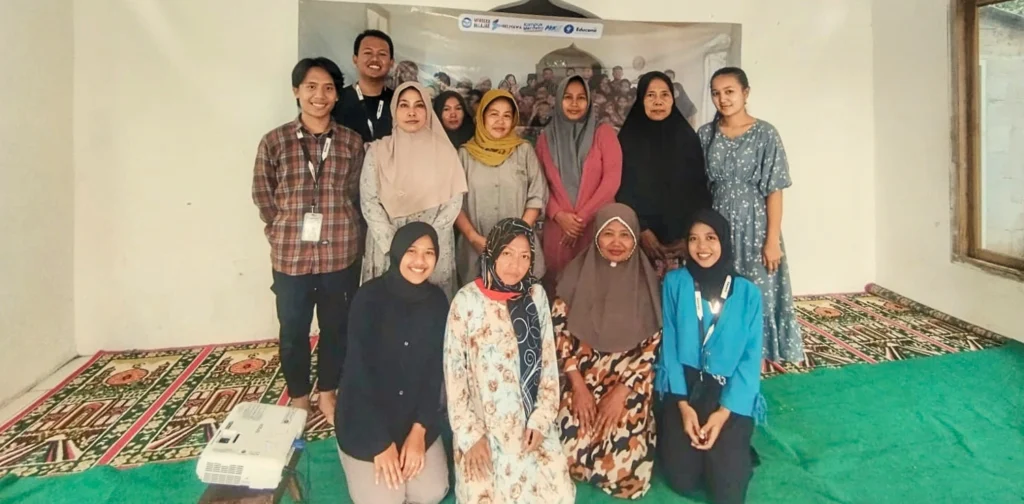sekelompok perempuan dan dua laki-laki berfoto bersama.