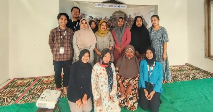 sekelompok perempuan dan dua laki-laki berfoto bersama.