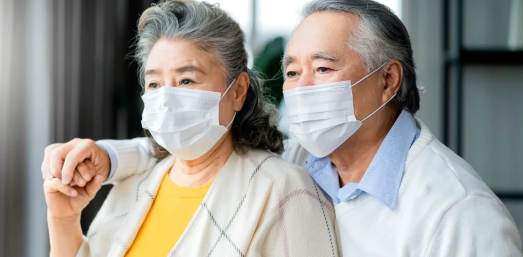 pasangan lanjut usia menggunakkan masker