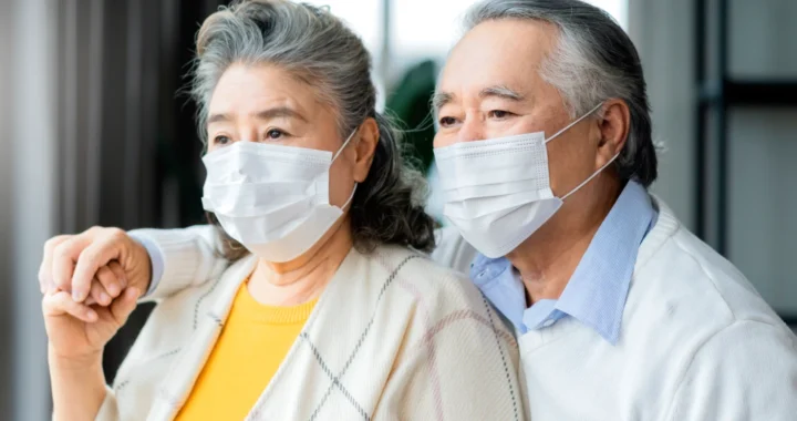 pasangan lanjut usia menggunakkan masker